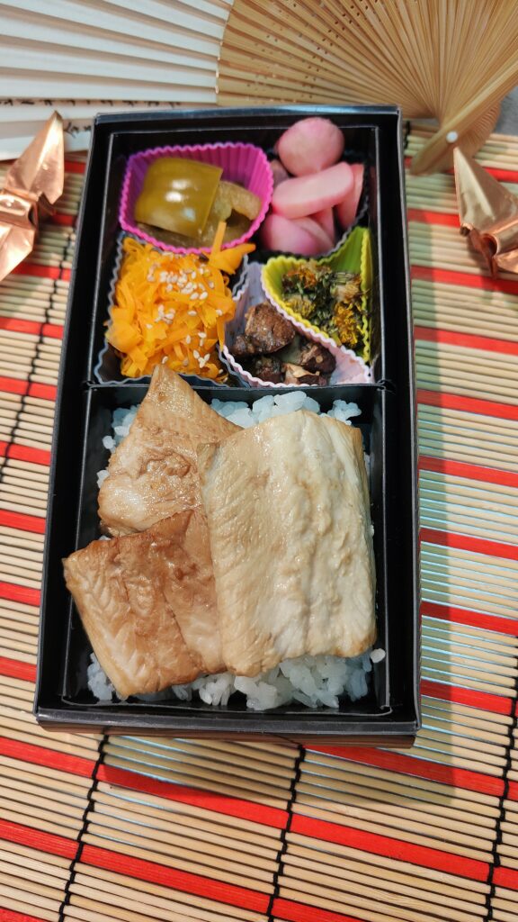 Bento mit Löwenzahnblüten